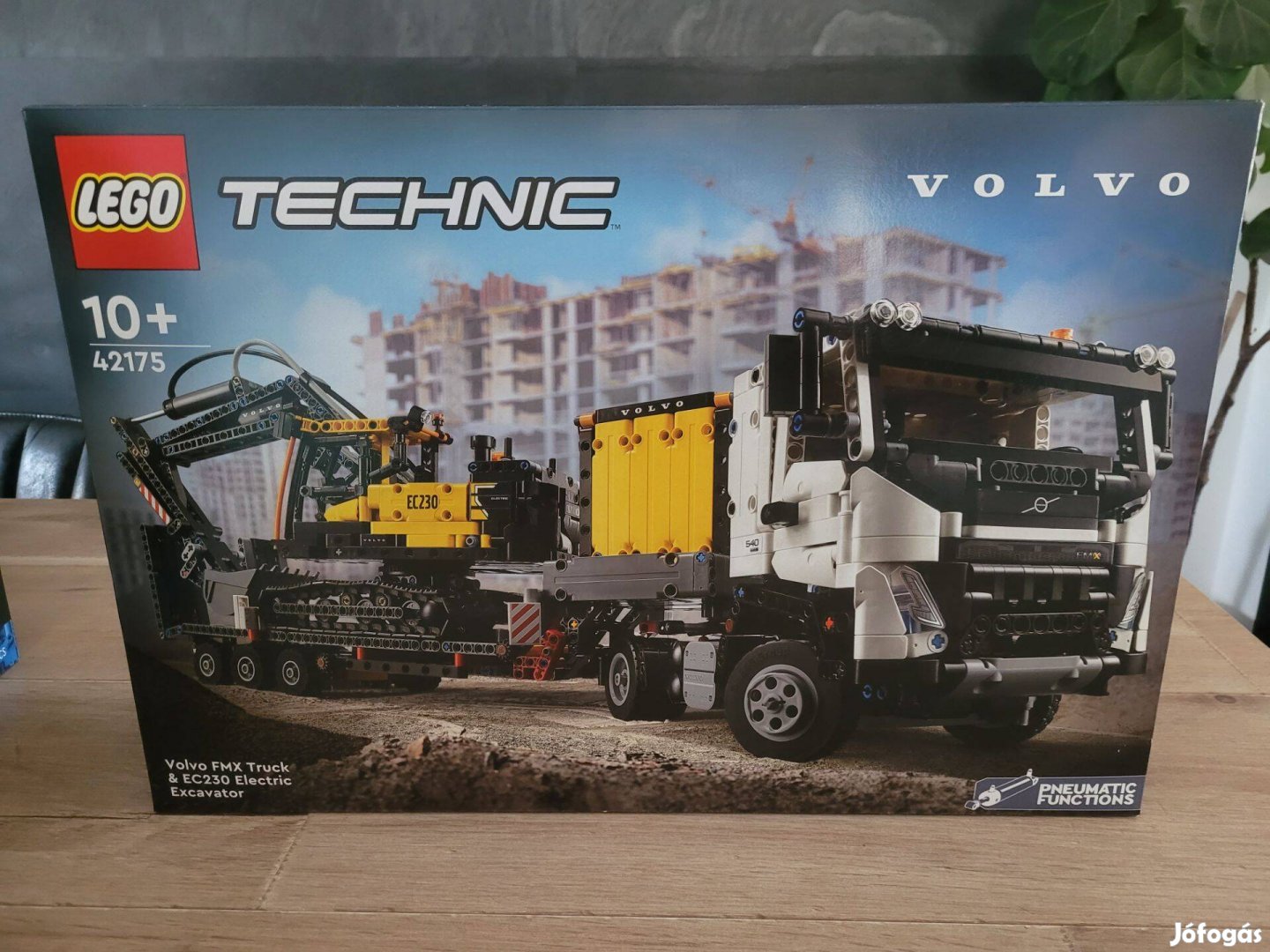 LEGO 42175 Volvo FMX teherautó és EC230 elektromos markoló