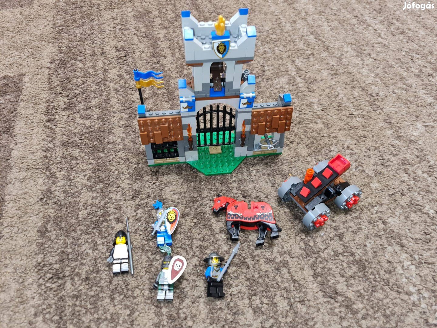 LEGO 70402 Castle - The Gatehouse Raid nincs leírás figek, pajzsok, fe