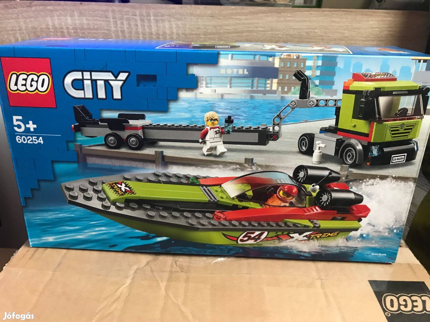 LEGO City 60254 Versenycsónak szállító kamion