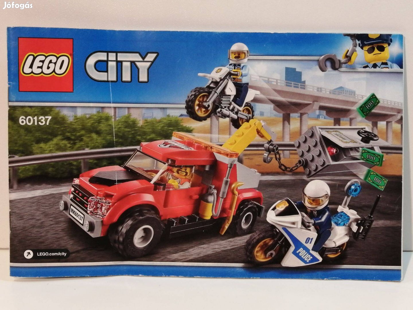 LEGO City - Bajba került vontató (60137)