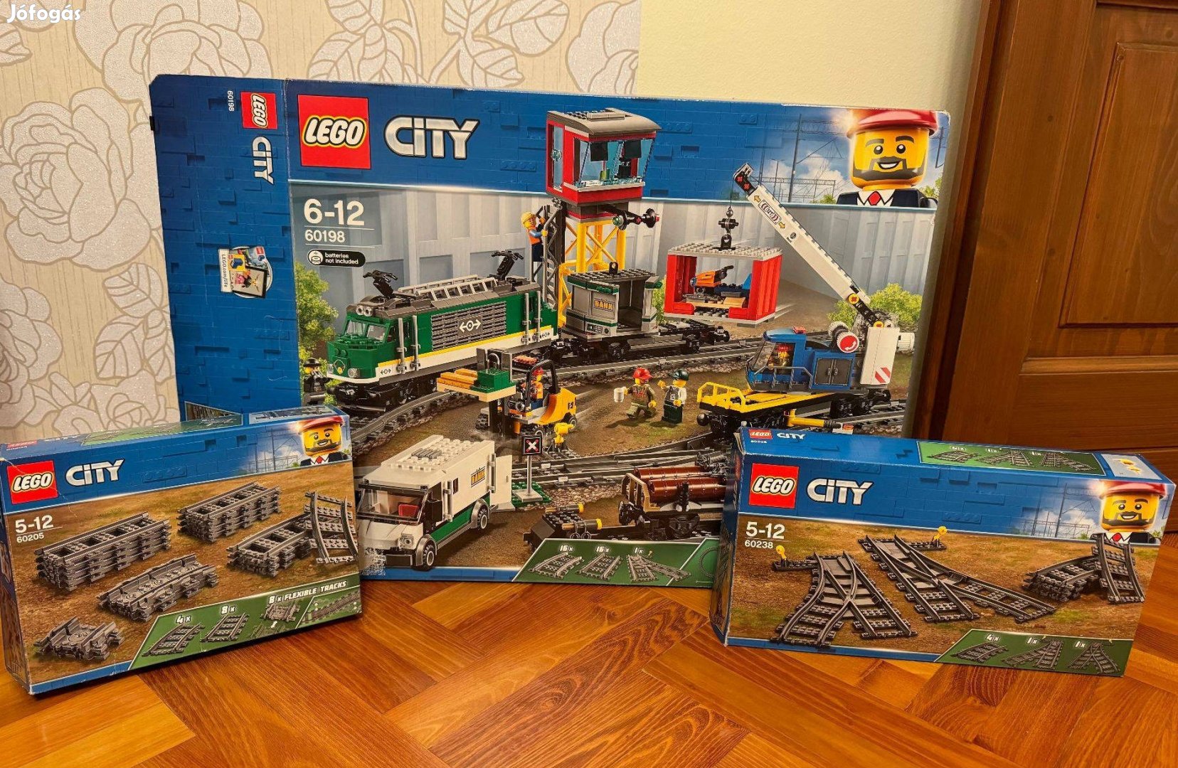 LEGO City - Tehervonat 60198 + sín- és váltókészlet