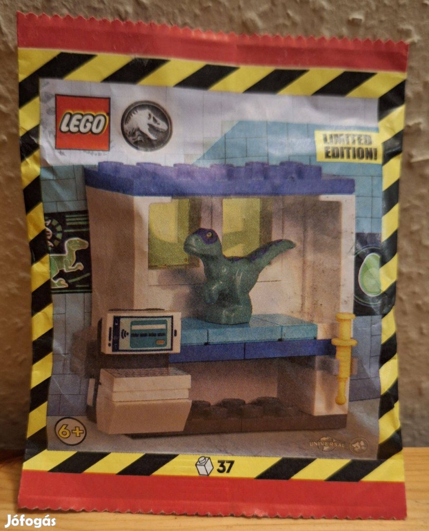 LEGO Jurassic World 122404 Baby Raptor with DNA Lab Cabinet