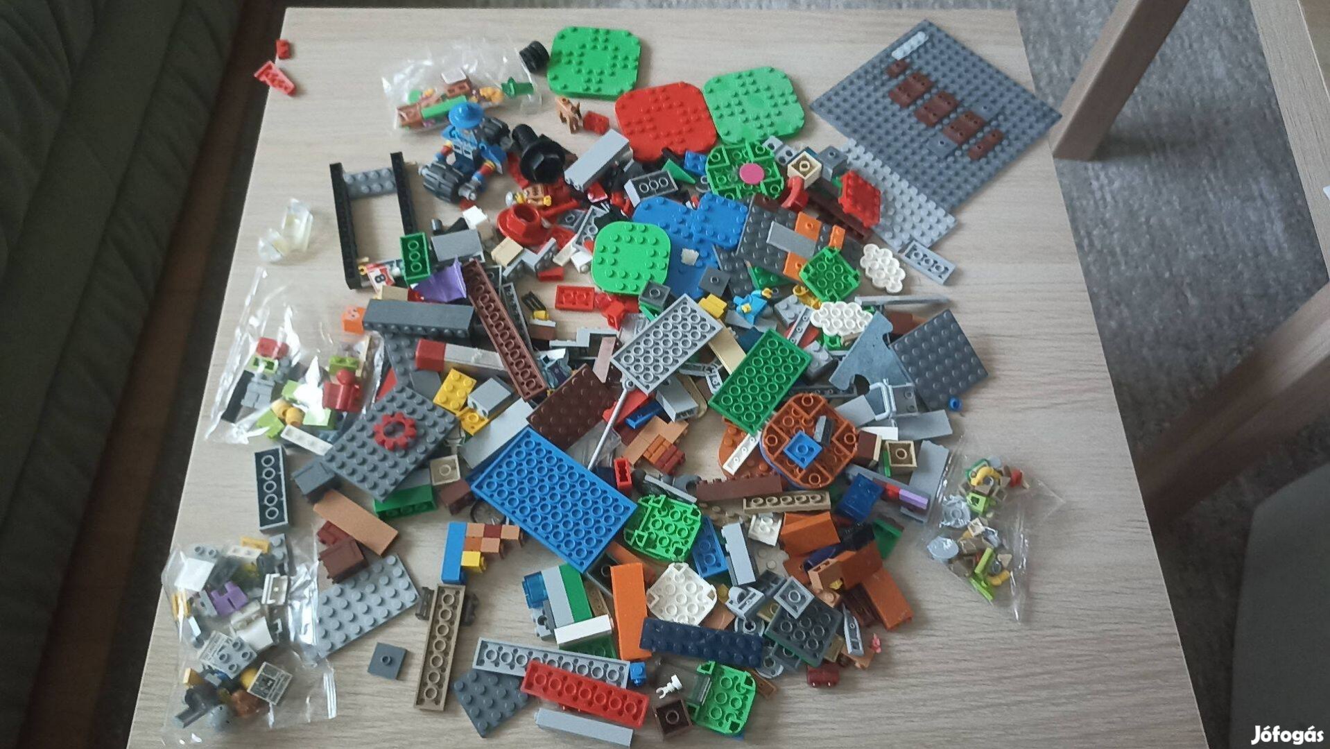 LEGO darabok vegyesen