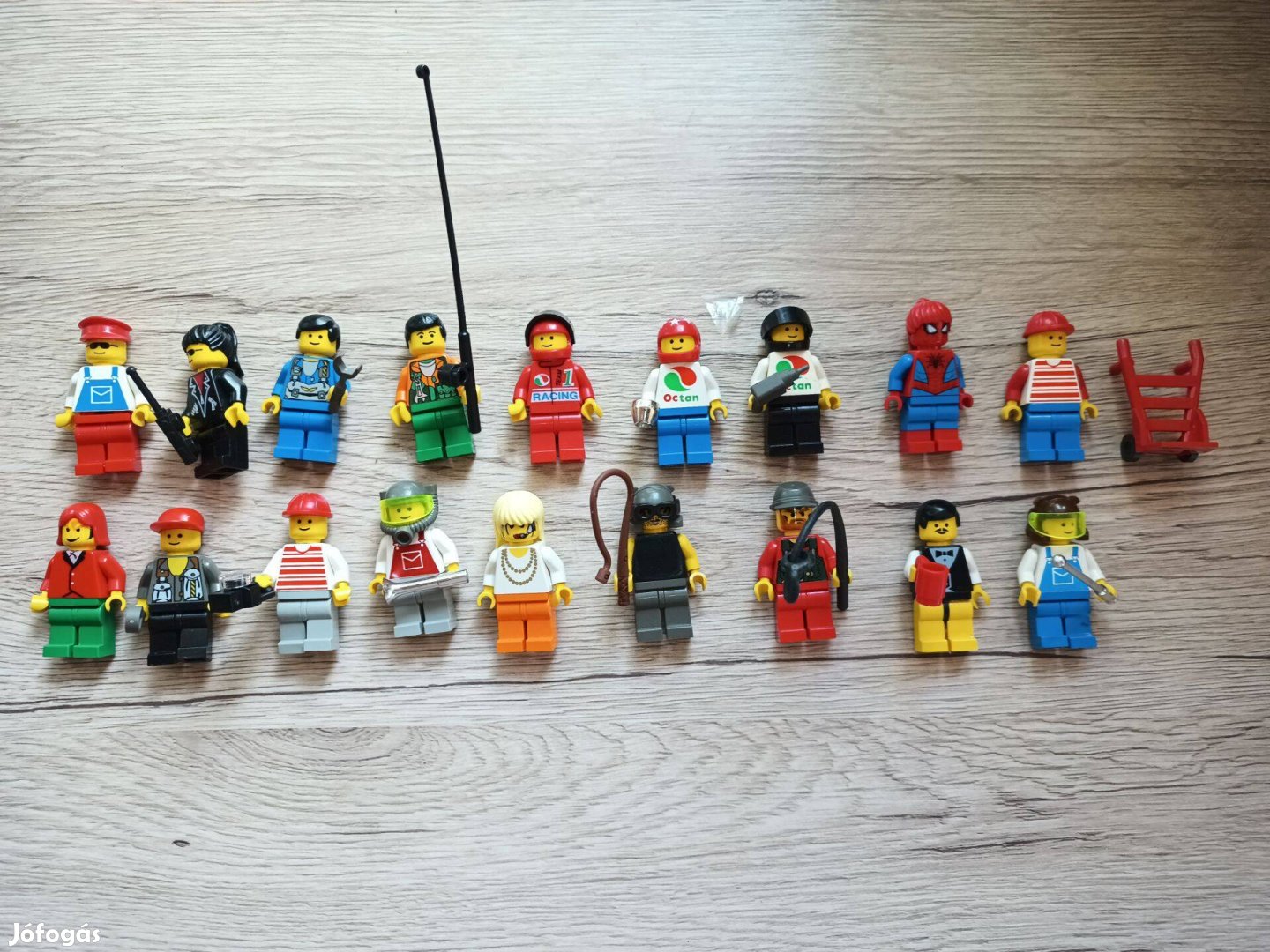 LEGO emberek (18db) + kiegészítők, talicska, fekete kerékpár, ostor