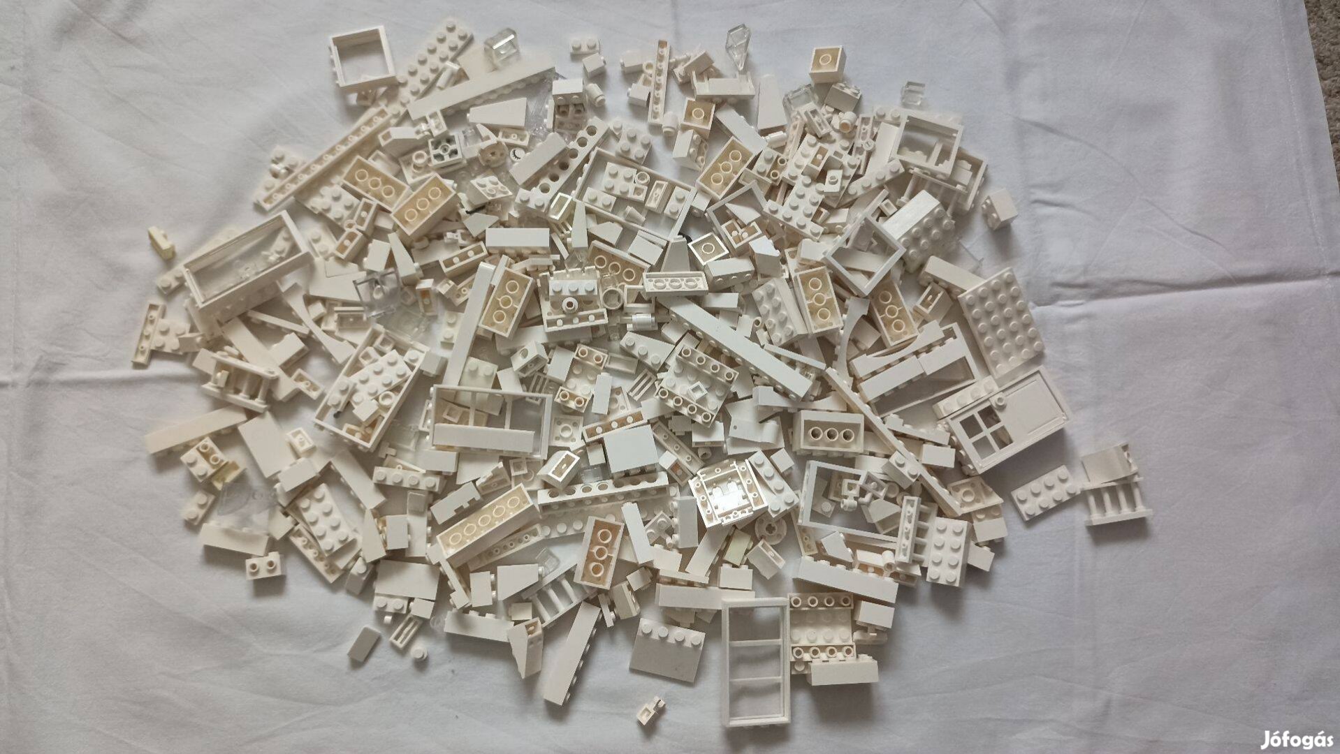 LEGO fehér és vajszínű elemek vegyesen