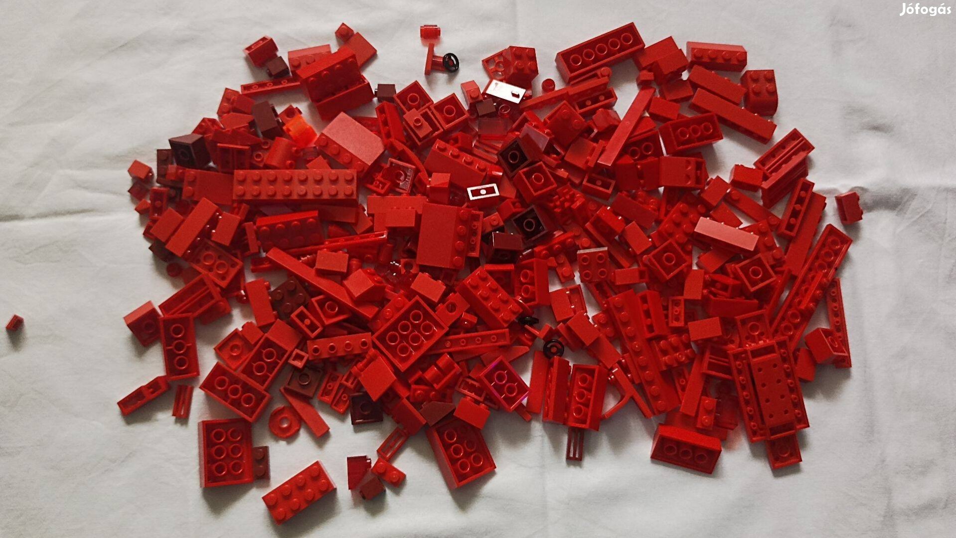 LEGO piros elemek vegyesen