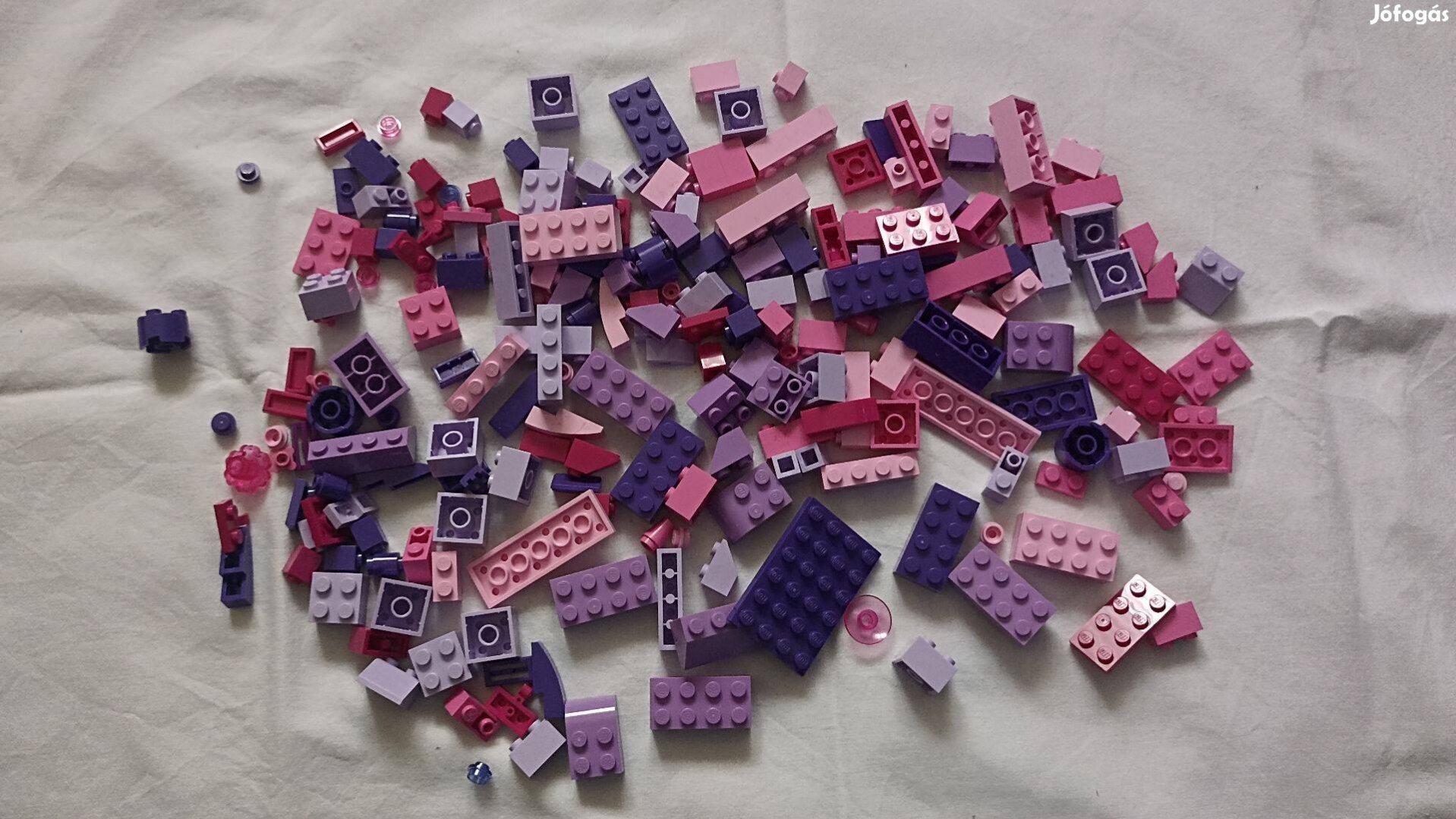 LEGO rózsaszín és lila elemek vegyesen