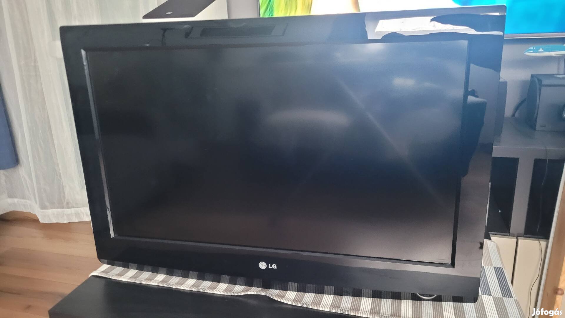 LG 32" FHD TV