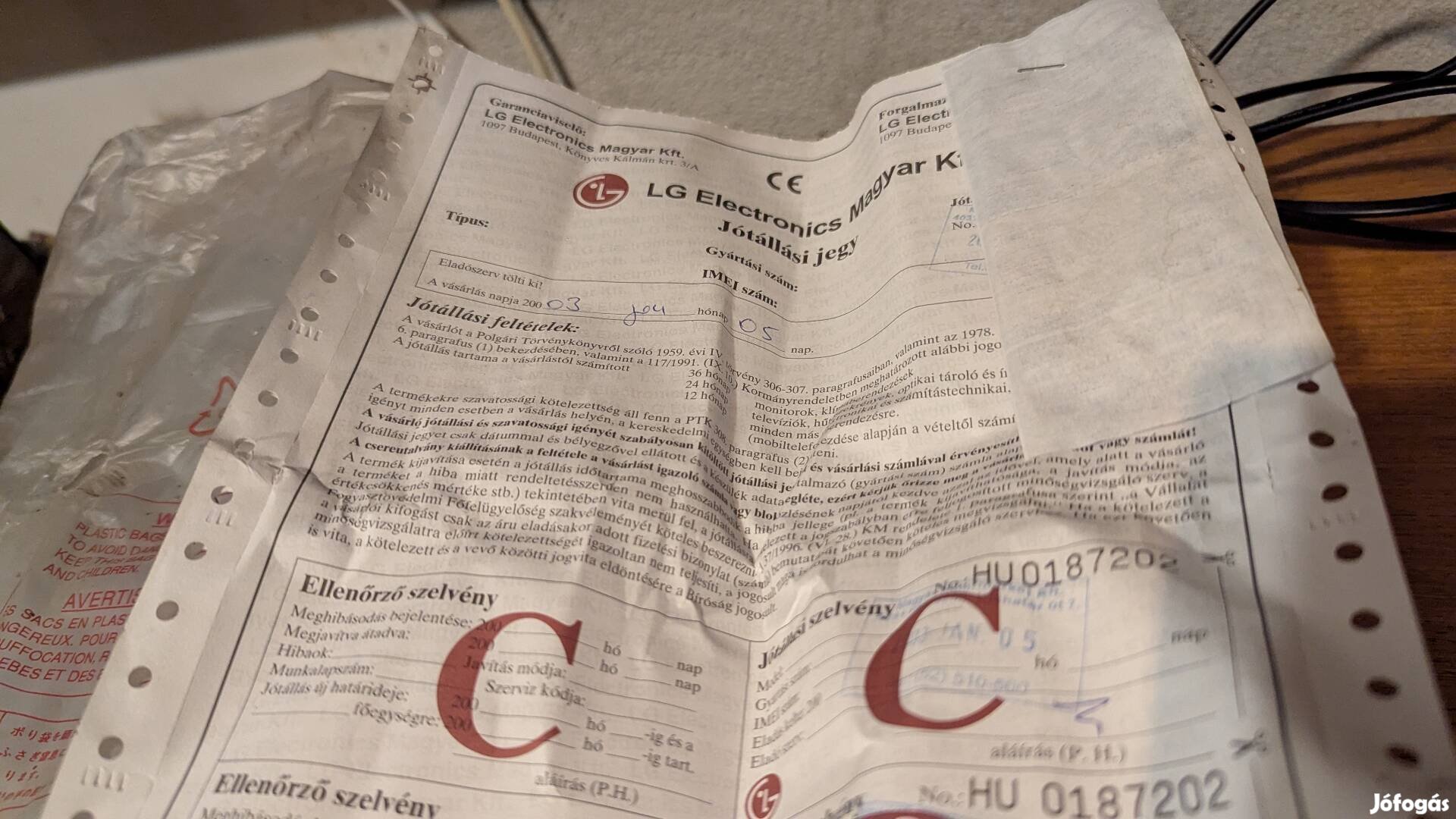LG VHS videómagnó dobozával, kábelekkel, papírjaival