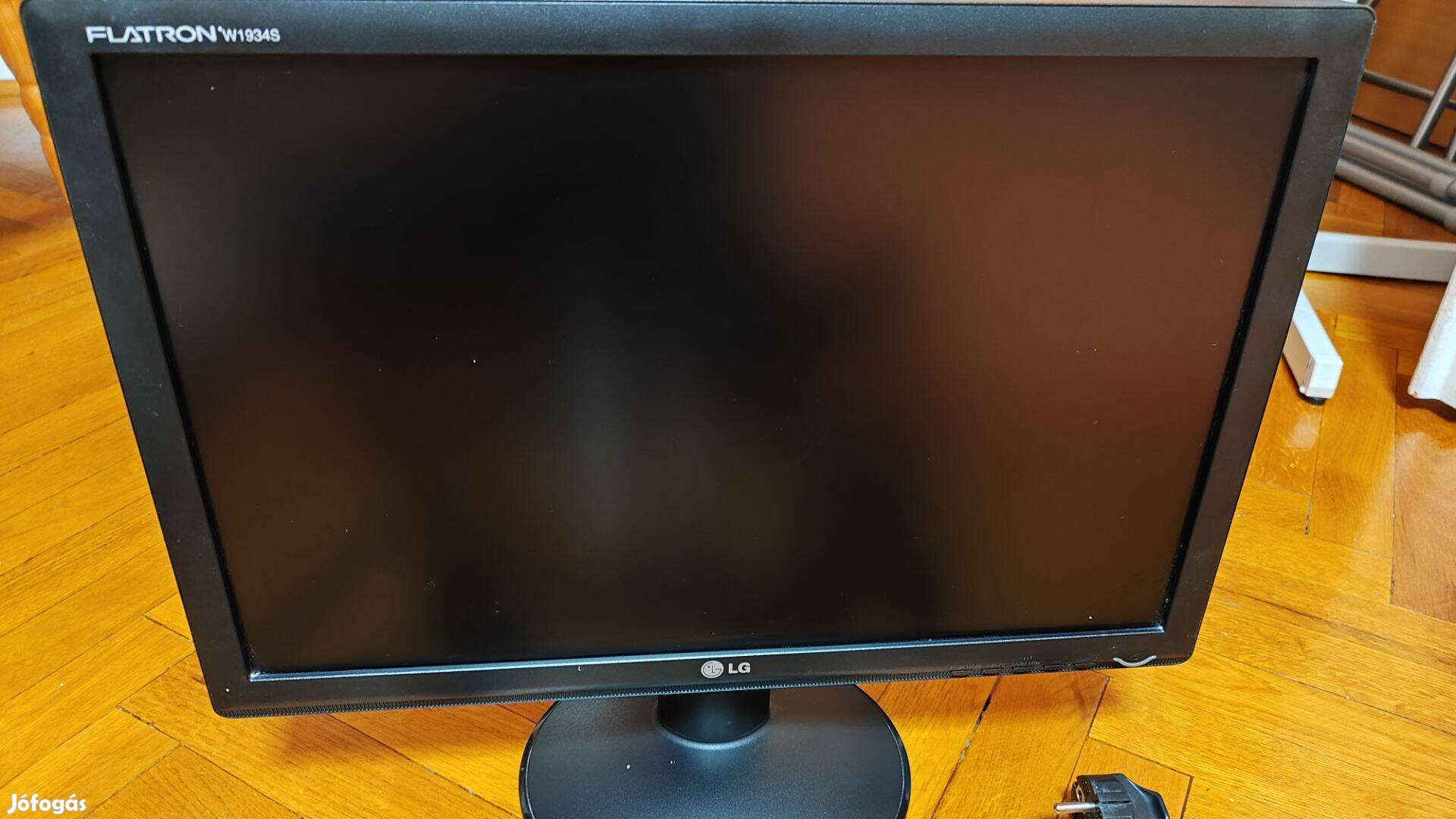 LG számítógép monitor kábelekkel 19"