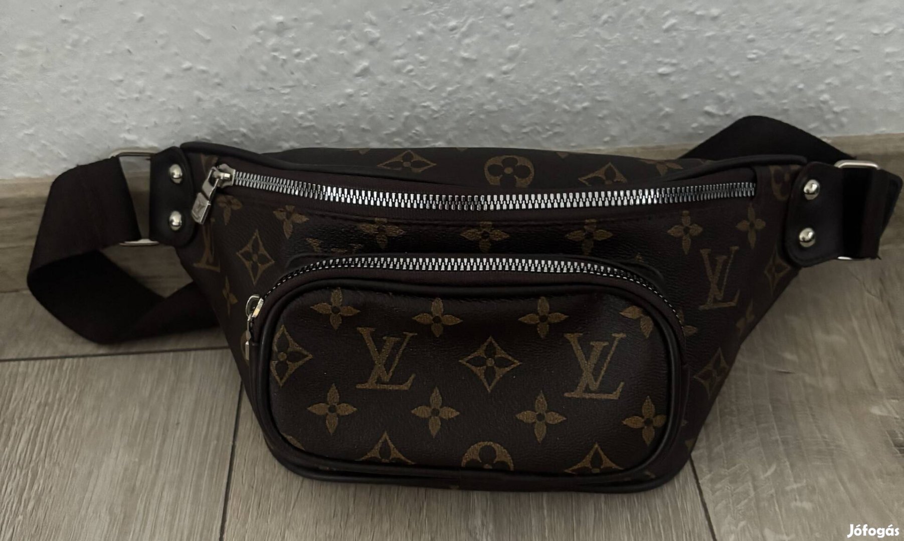LV Unisex Deréktáska - Övtáska Új!!!