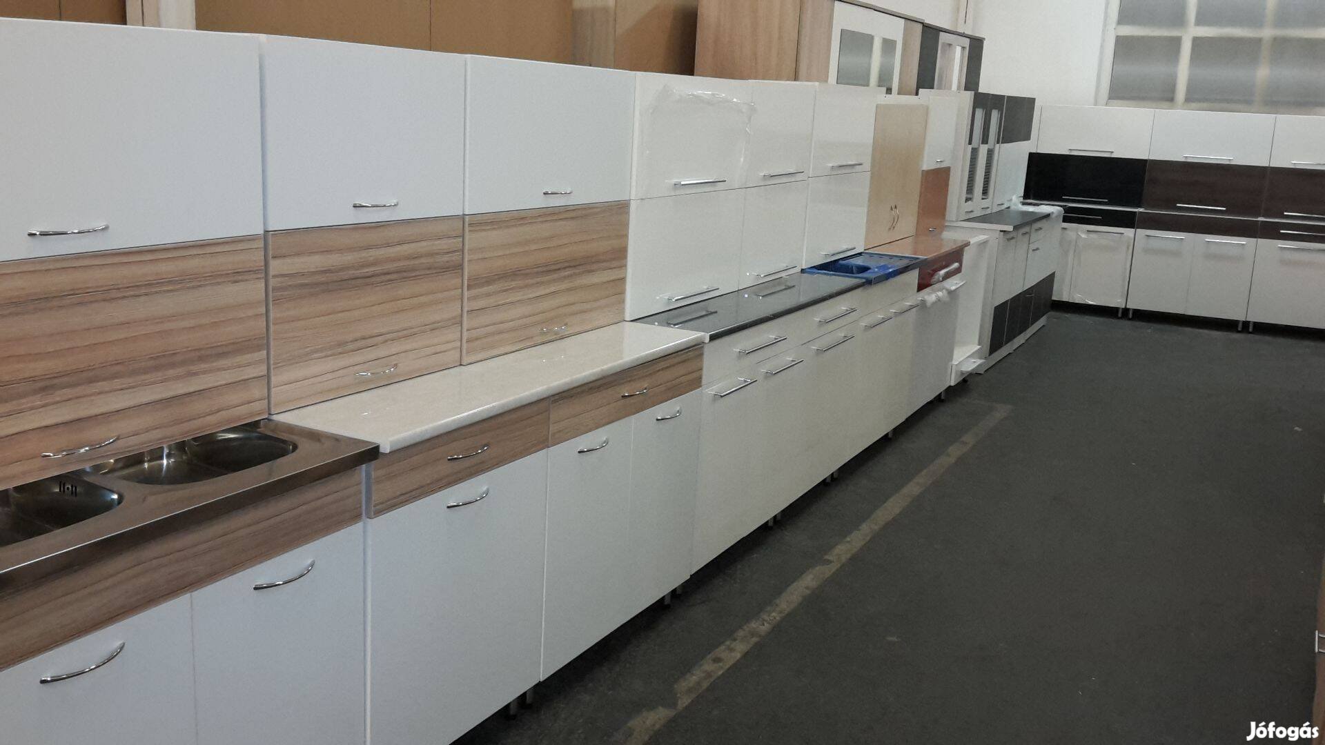 L.133 Kész szines Konyhabútor eladó!