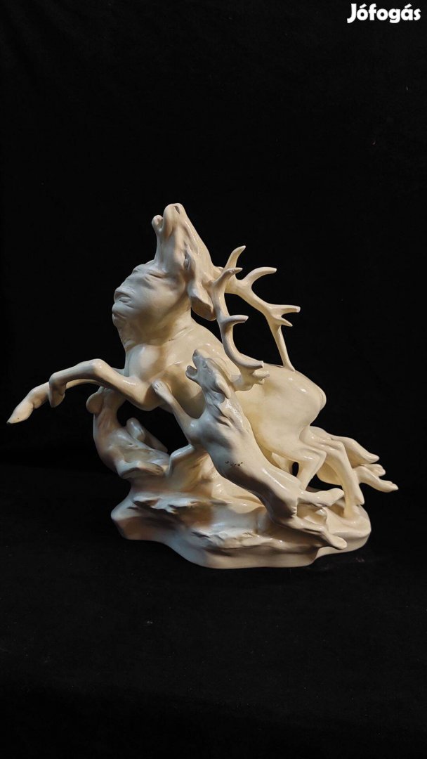 L.Hota szarvasvadászat jelenet porcelán szobor