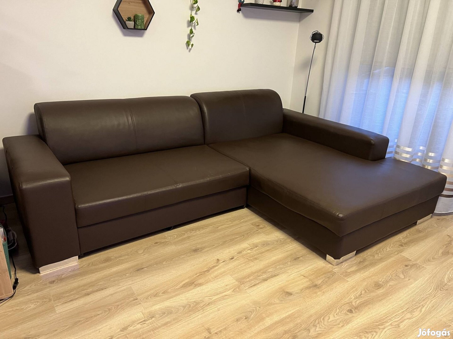 L-alakú barna műbőr kanapé