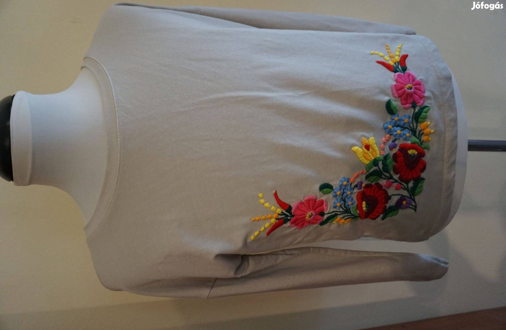 L-es bézs kivágásos női blúz népművész kalocsai hímzéssel