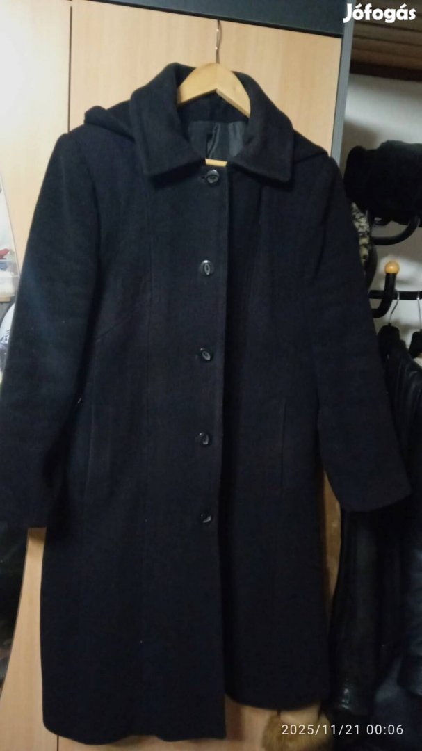 L méretű fekete gyapjúszövet kapucnis télikabát jelképes