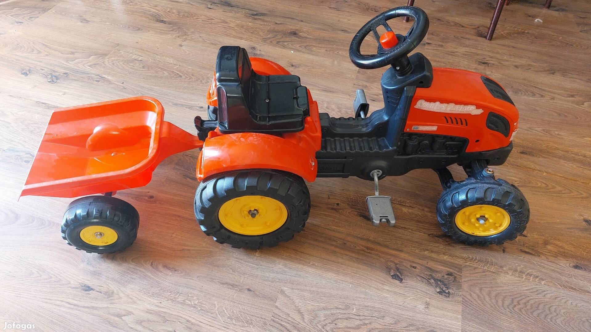 Lábbal hajtható pedálos traktor