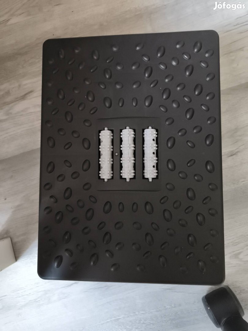 Lábtartó, láb hintáztató és masszírozó