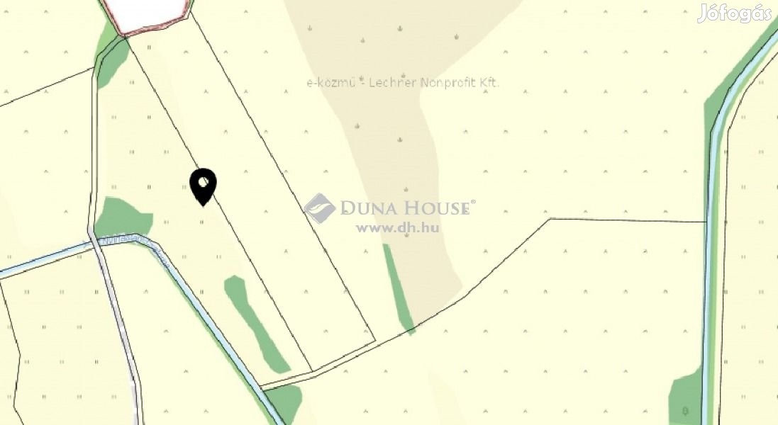 Lácacsékei eladó 1628 nm-es telek