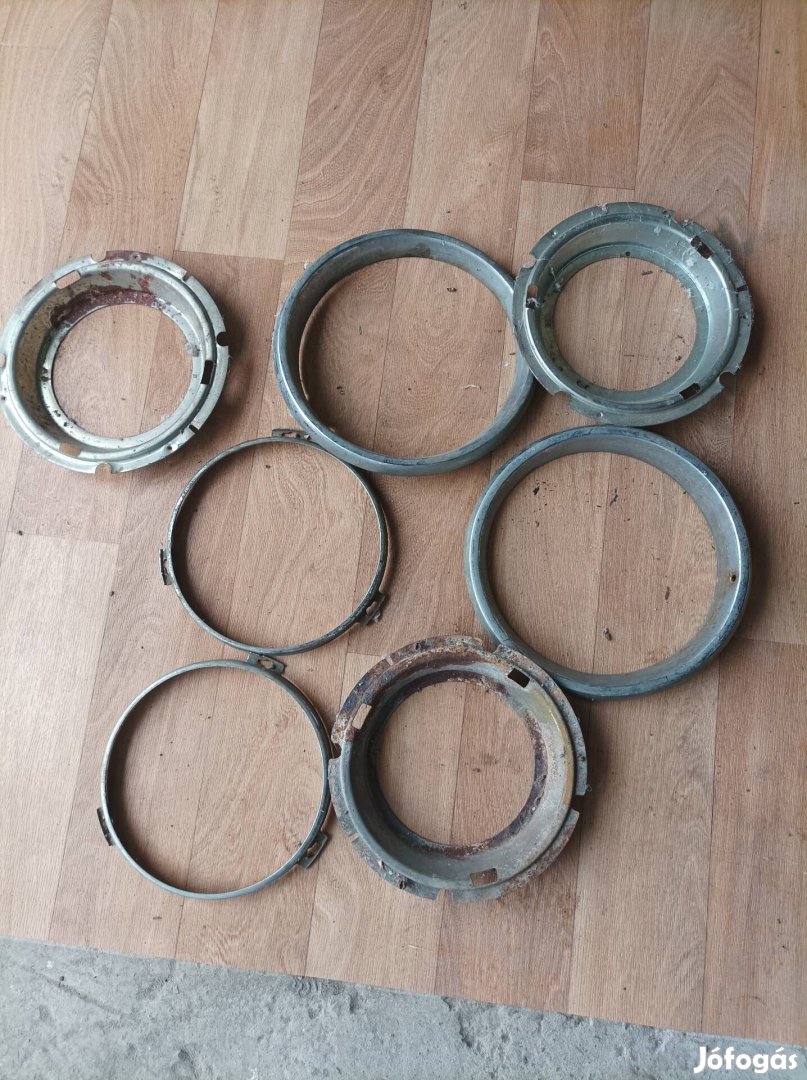 Lada 1200 fényszóró rögzítő elemek eladók.