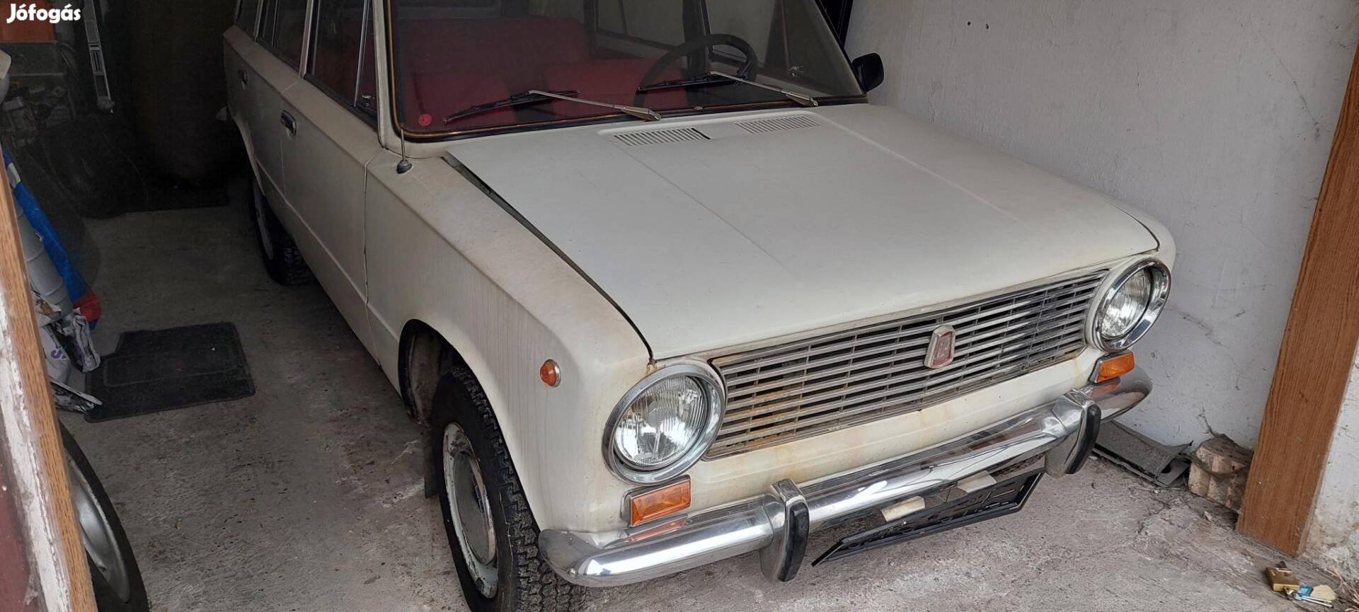 Lada 2102 Piros belső. sűrű bordás műszerfal!