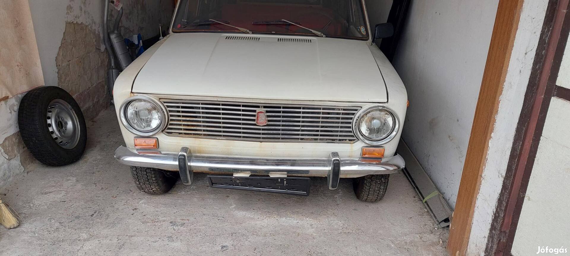 Lada 2102 Piros belső. sűrű bordás műszerfal!