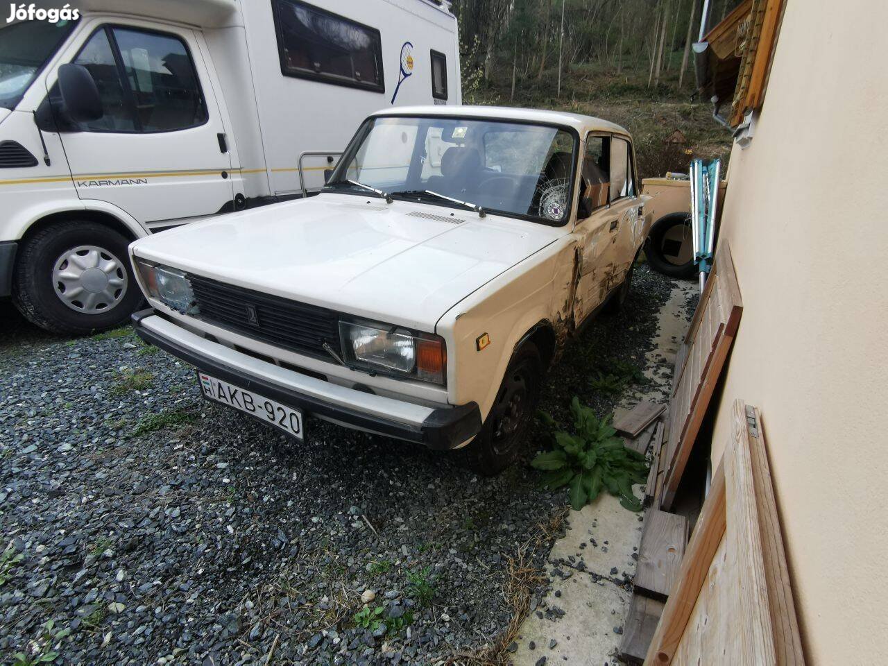 Lada 2105 balesetes jármű (sok új alkatrésszel)