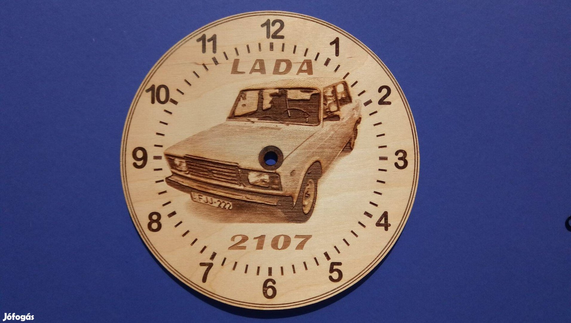 Lada 2107 fénykép alapján készült gravírozott korong falióra