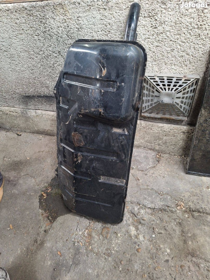 Lada Niva 1,6 üzemanyag tank eladó