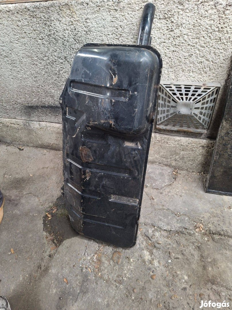 Lada Niva 1,6 üzemanyag tank kifogástalan állapotban eladó