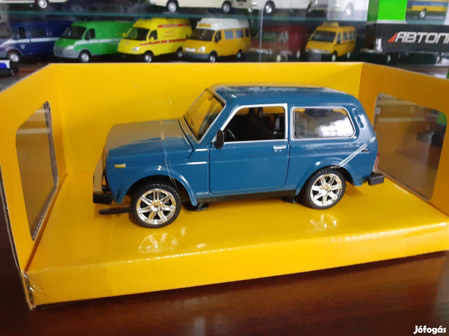 Lada Niva 21214 kisauto modell 1/22 Eladó