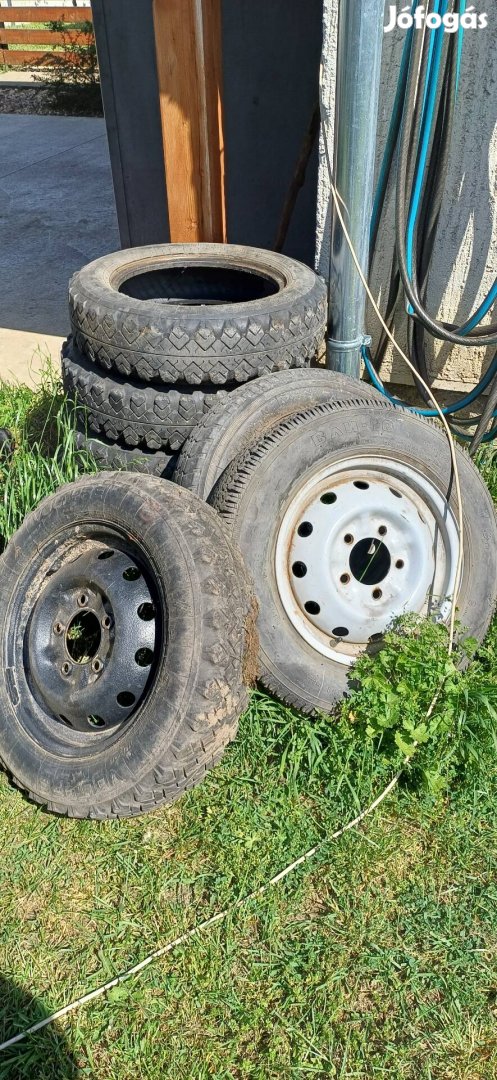 Lada Niva gumik kerekek!