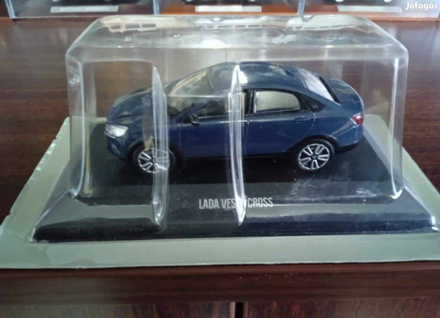 Lada Vesta Cross" kisauto modell 1/43 Eladó