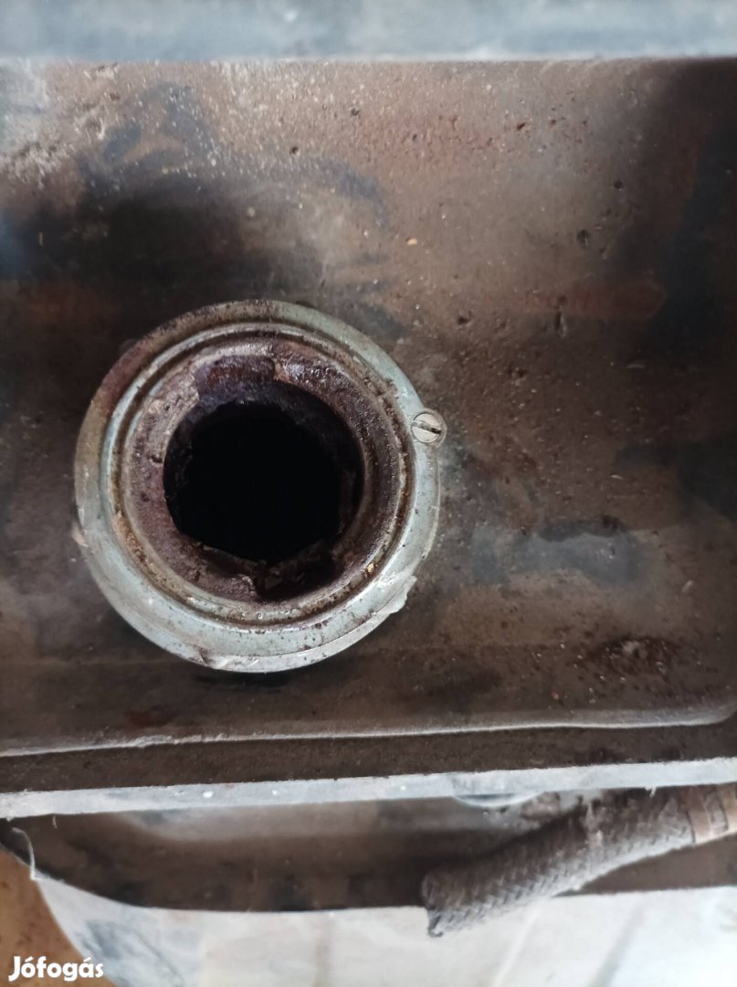Lada üzemanyagtank eladó.