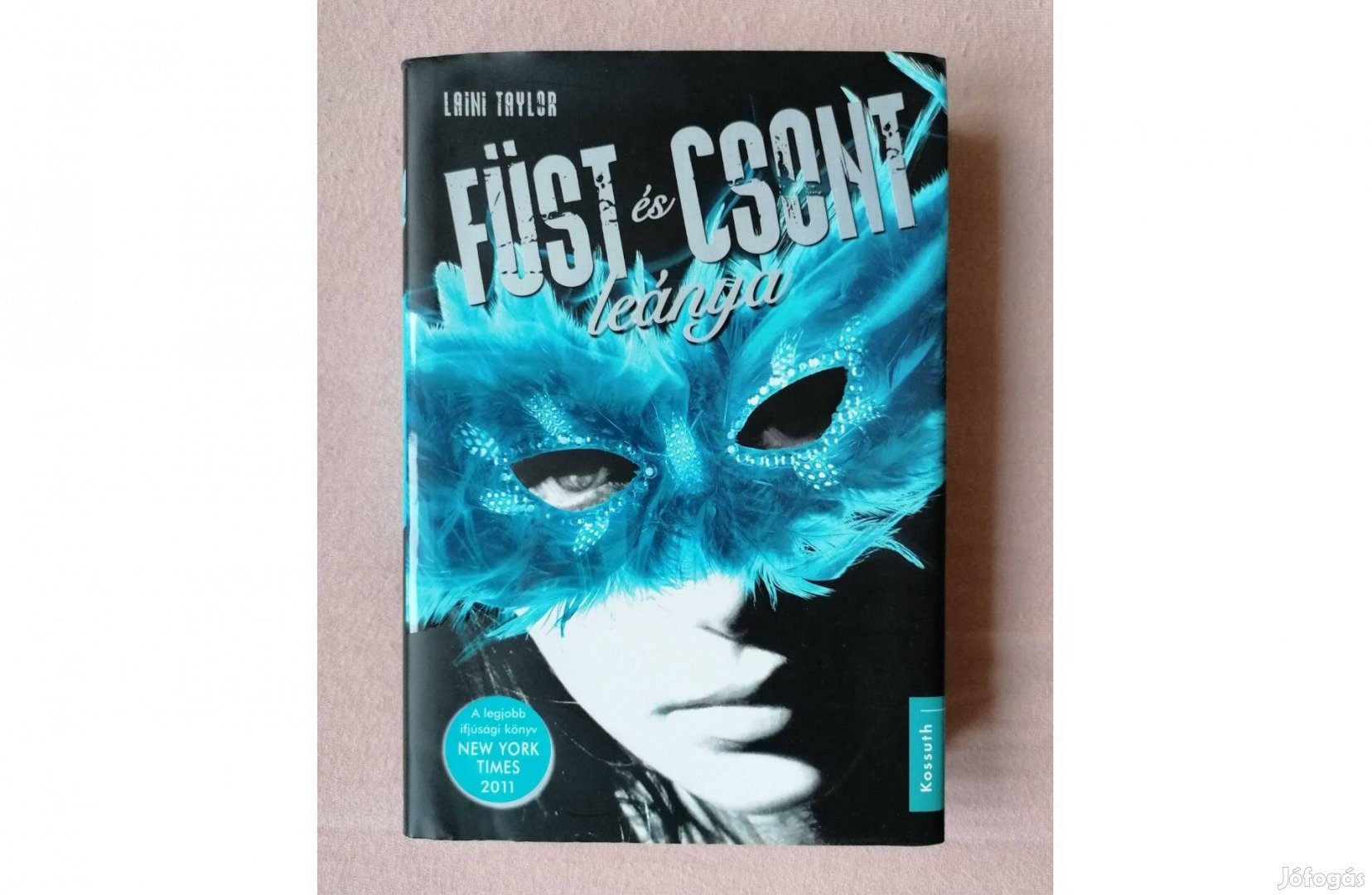 Laini Taylor Füst és csont leánya könyv