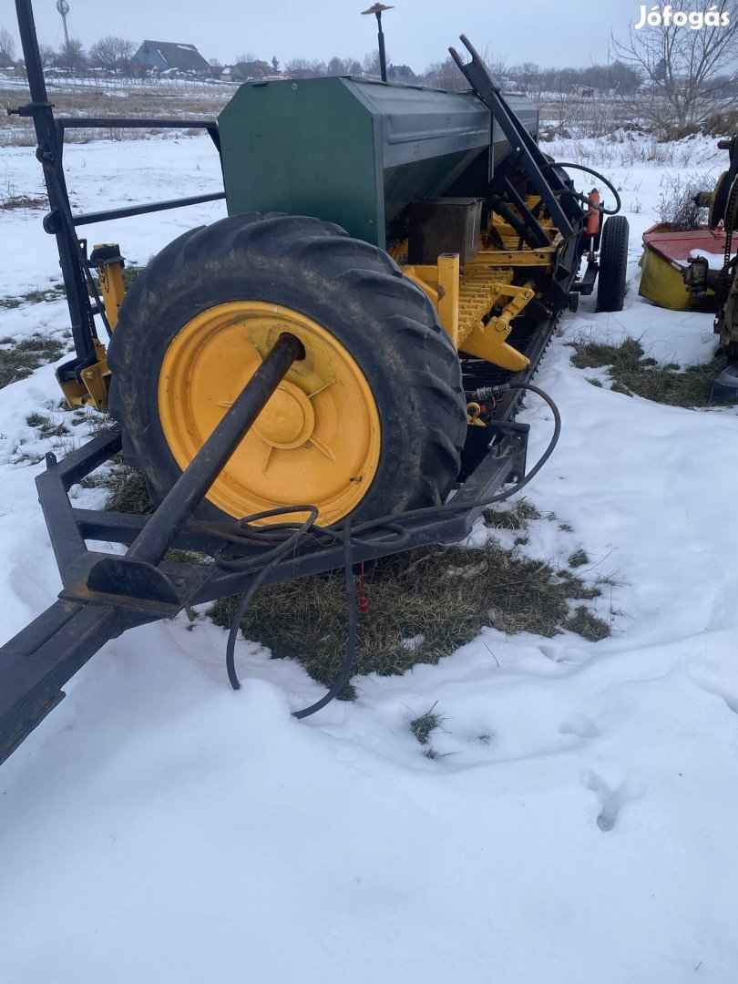 Lajta tárcsás vetőgép segédkerékkel