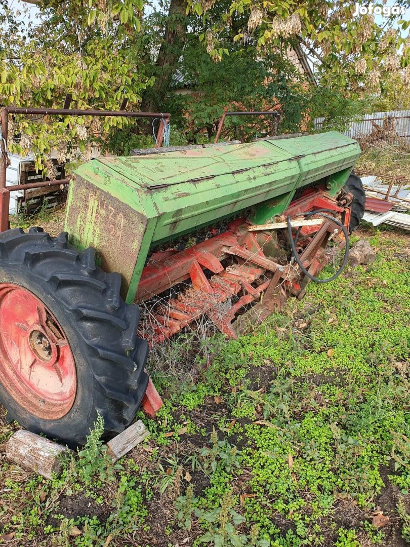 Lajta vetőgép függesztett