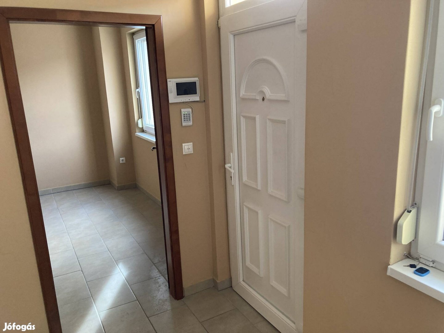 Lakás kiadó, bútorozatlan, Újsor utca