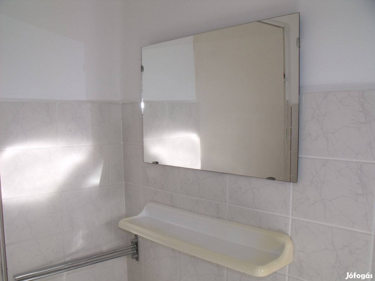 Lakásfelújítás: fürdőszoba polc és nagy tükör
