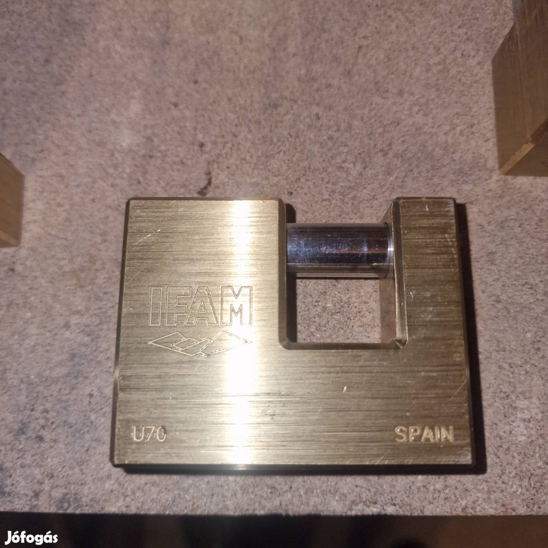 Lakat,lakatok újszerű állapotban!