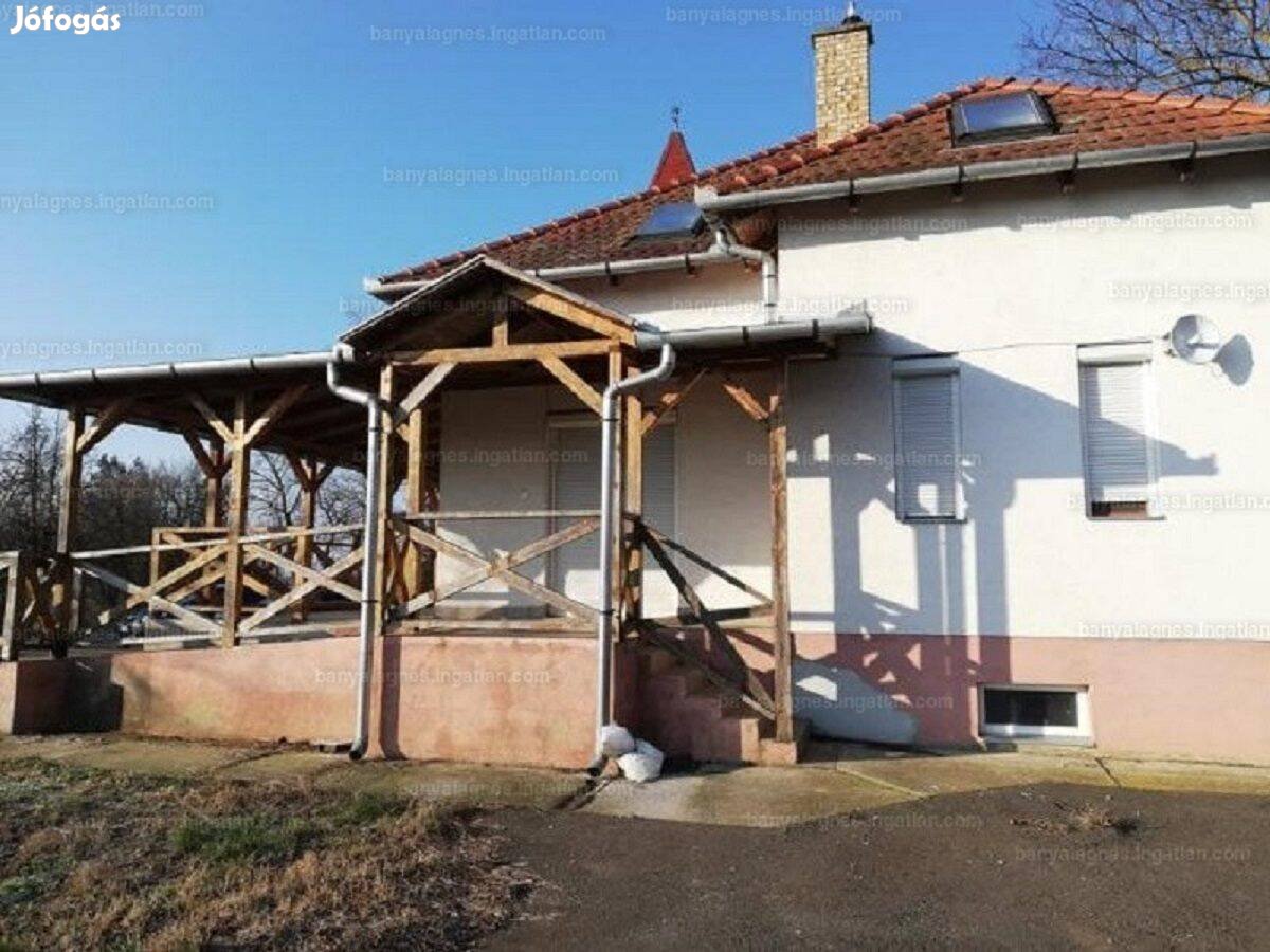 Lakatosbokorban eladó egy 250 m2-es téglaépítésű családi ház!