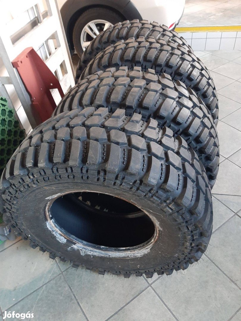 Lakesea Mudster 265/75 R16 offroad gumik full újszerű állapotban (150