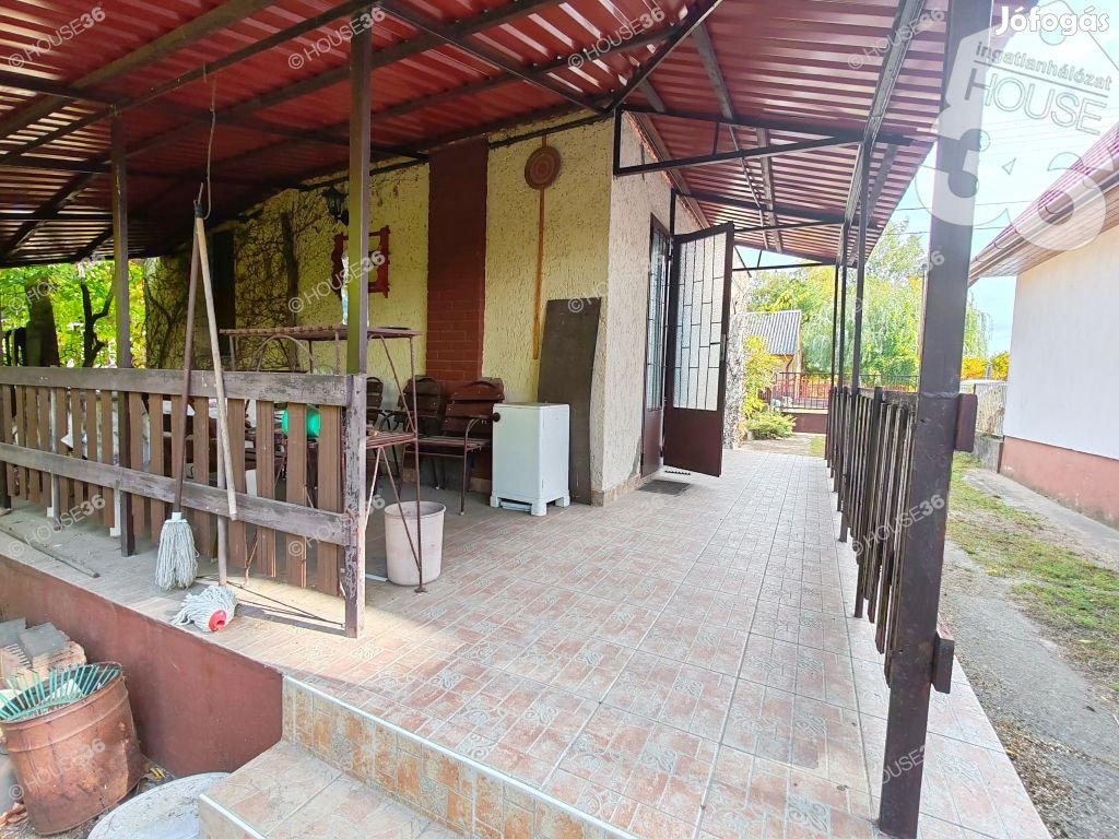 Lakitelek-Tőserdőn eladó fűthető hétvégi ház lakóingatlannak