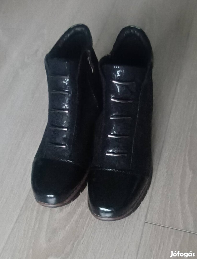 Lakk és mintás női félcipő 40-es