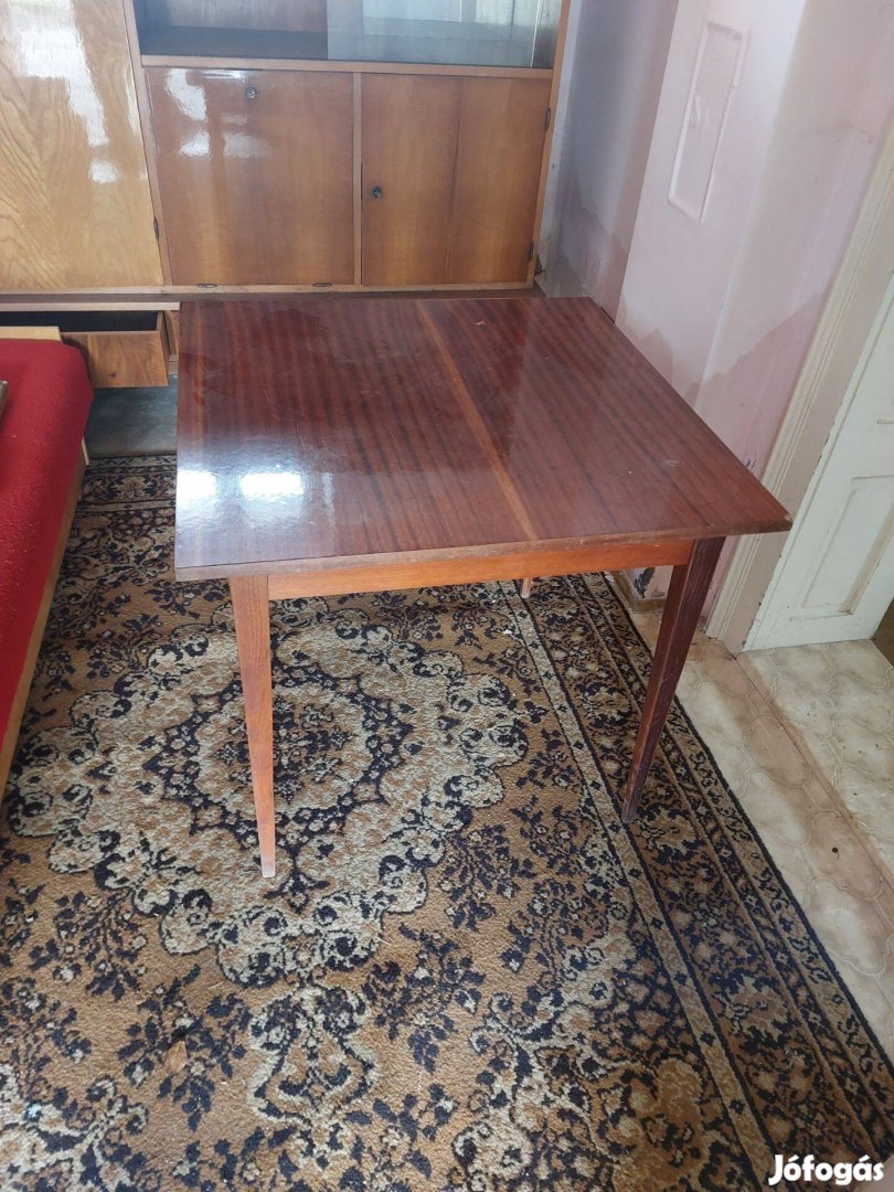 Lakkozott fa étkezőasztal