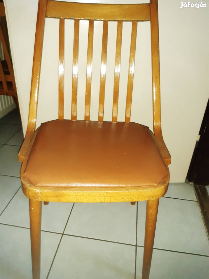 Lakkozott szék texilbőr ülőfelülettel 