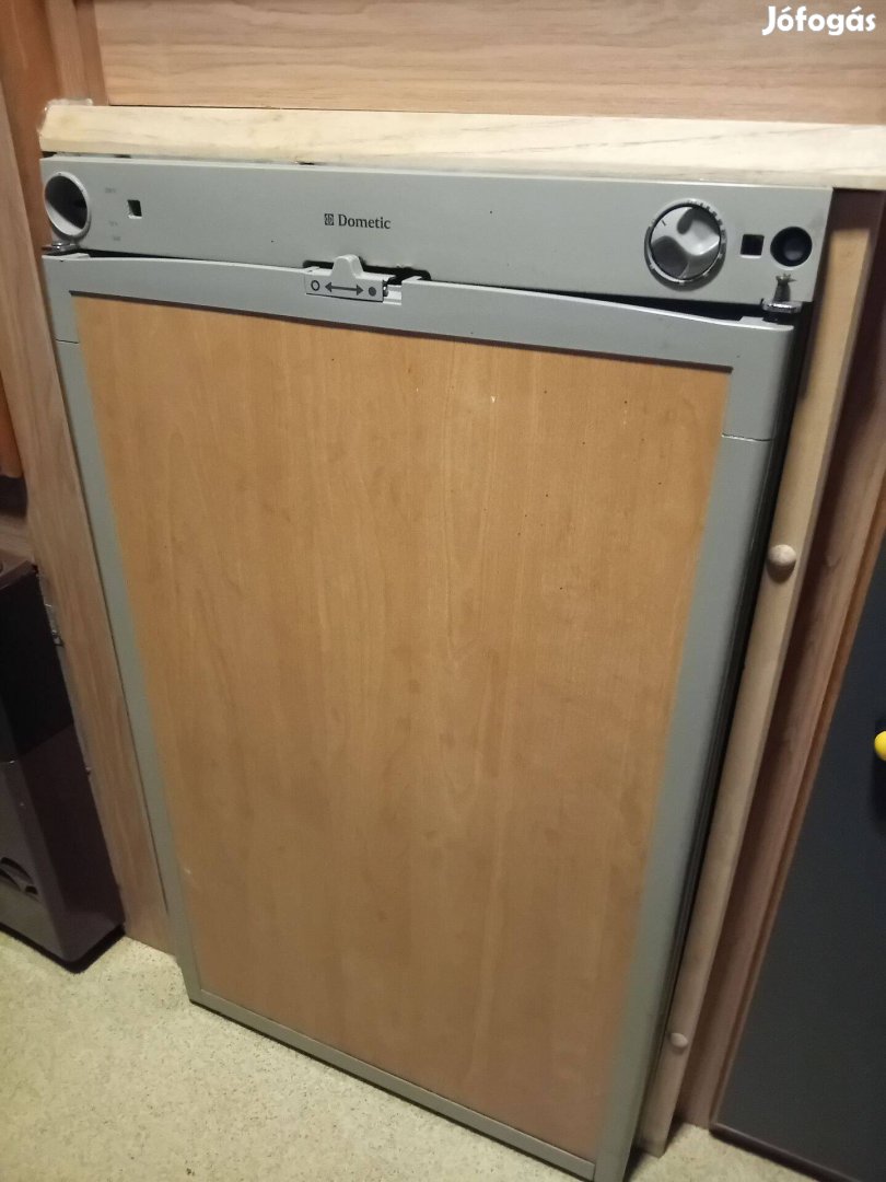 Lakóautó hűtőszekréy. 12V230V és gáz üzem