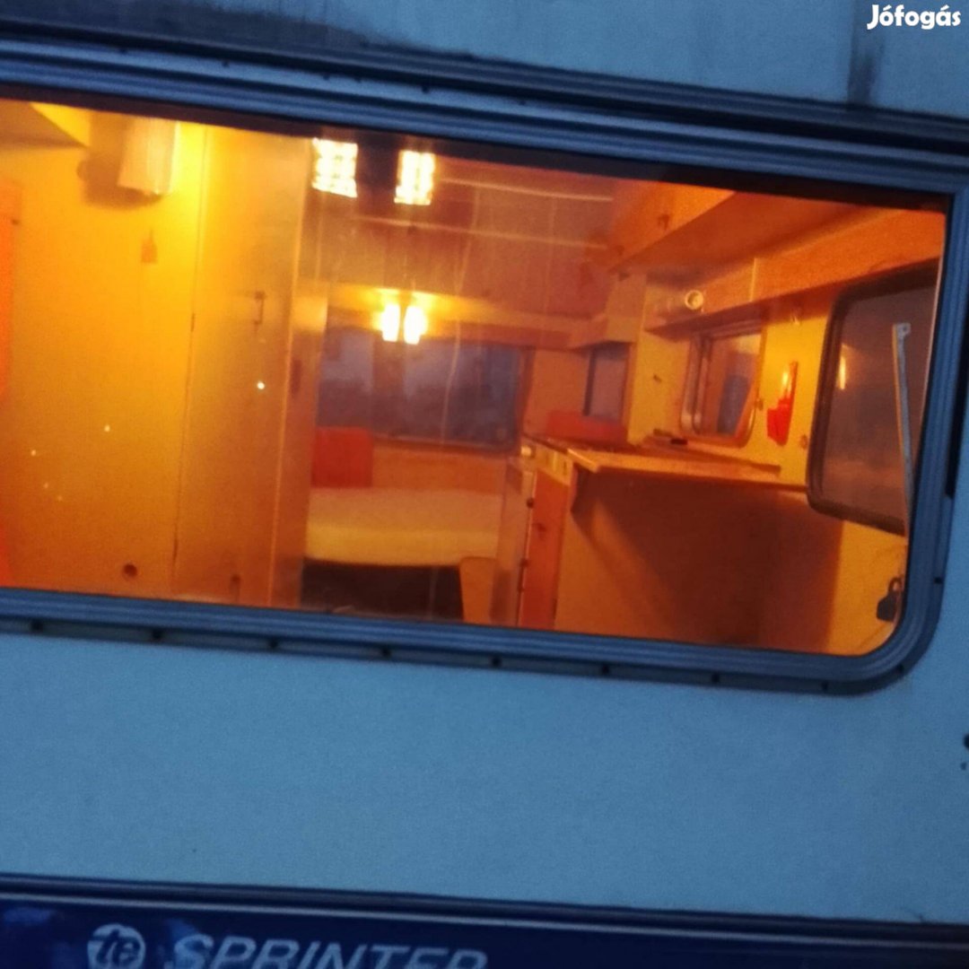 Lakóautó telepítésére