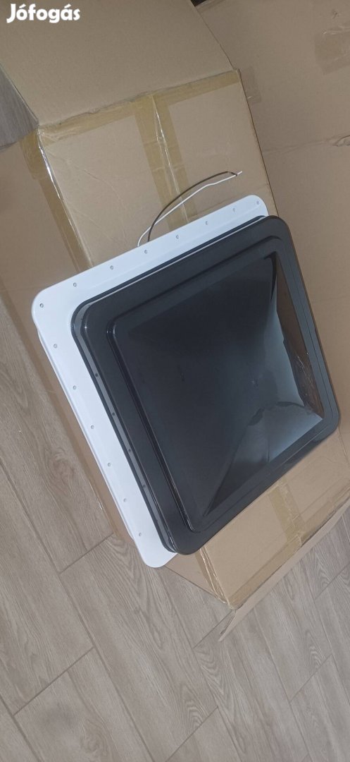 Lakóauto ventilátoros tetőablak