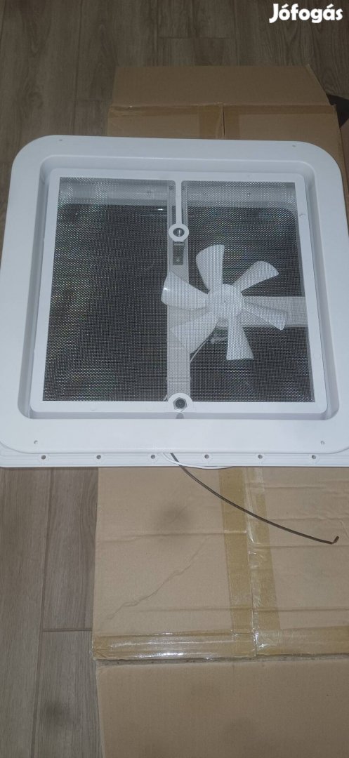 Lakóautó ventilátoros tetőablak 